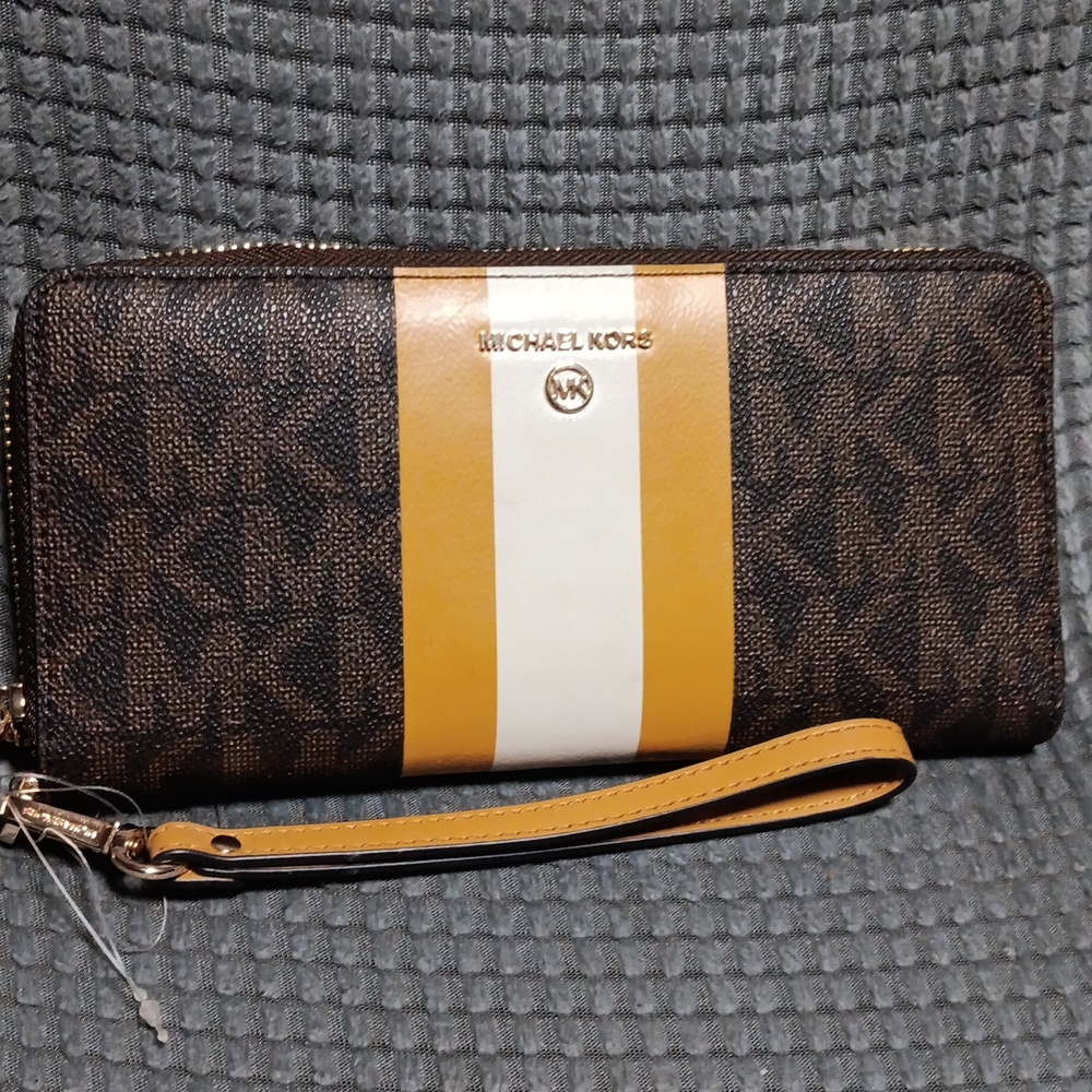 Michael Kors Zip Around Wallet